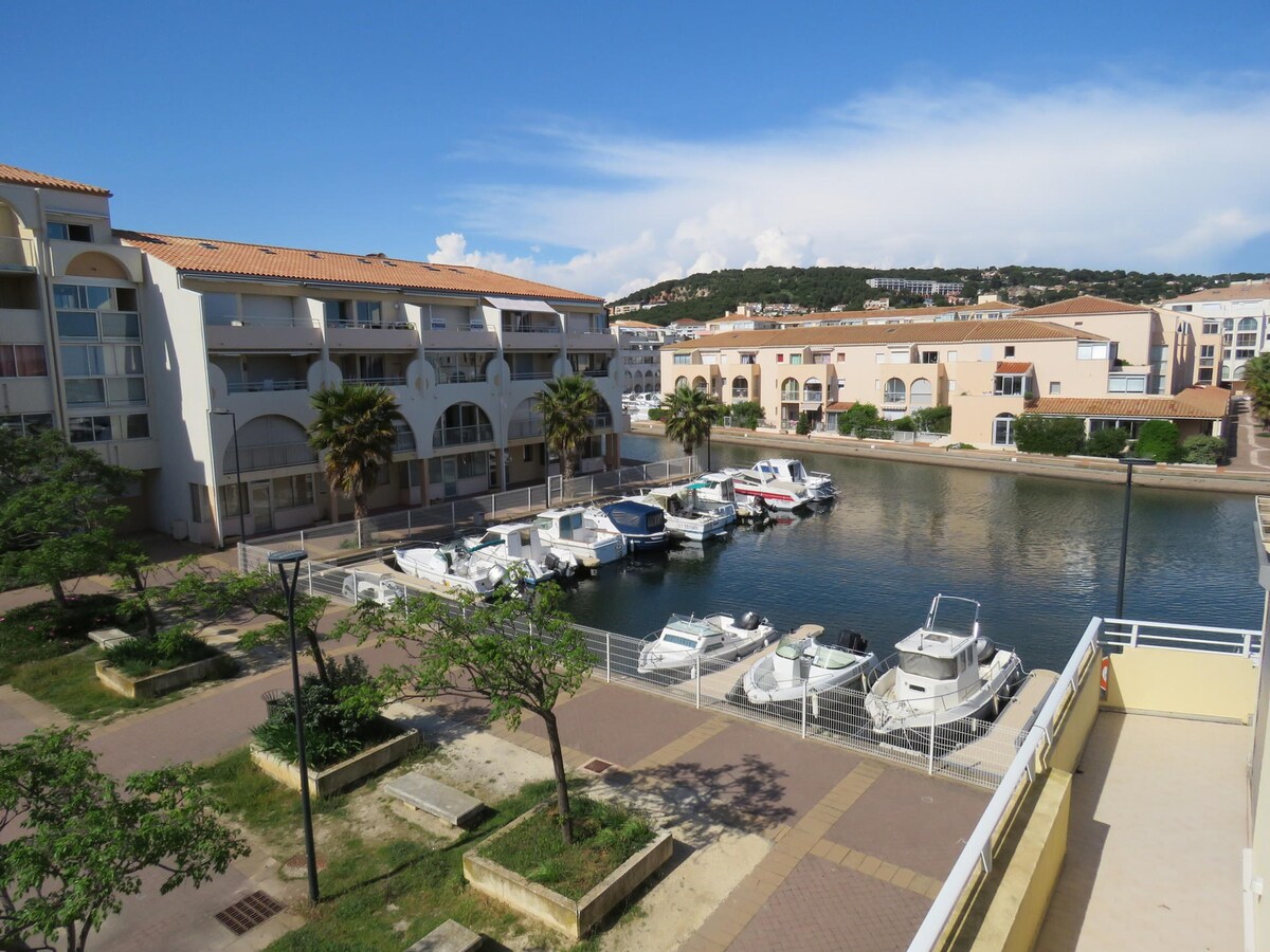 Joli studio avec terrasse ouverte et vue marina