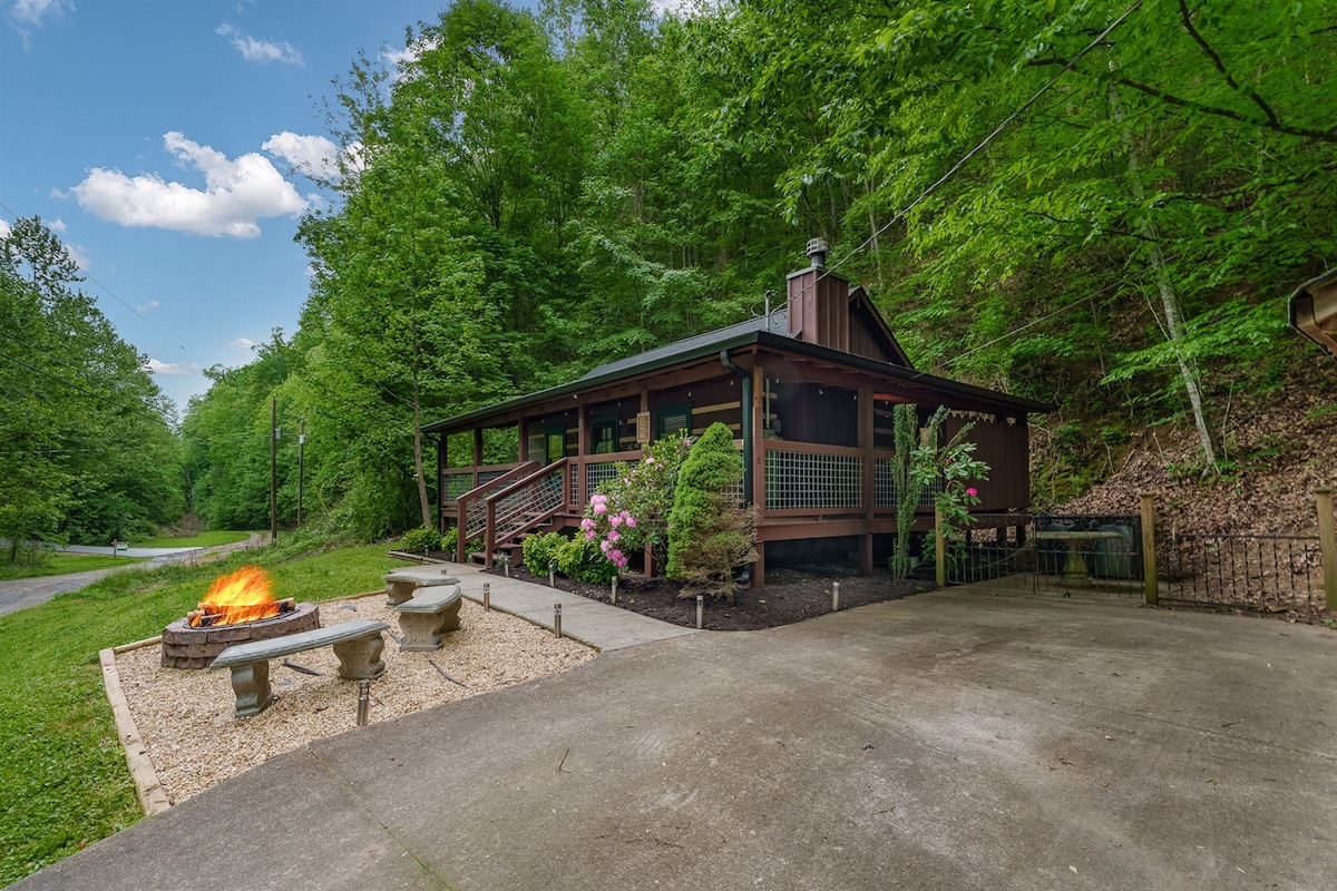 May Sale / Log Cabin/Hot Tub/ Swing/ Fire Pit