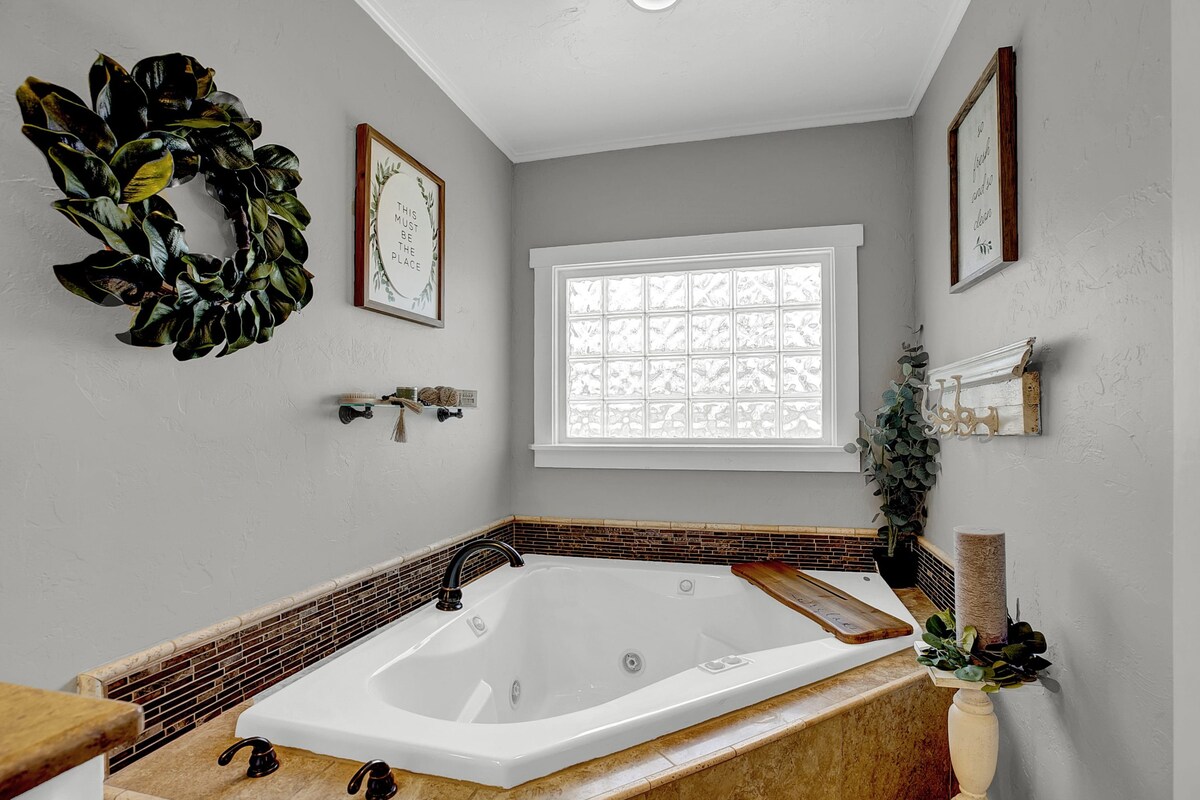 Bell Haus - Jacuzzi Tub, Fire Pit, Walk to Main St