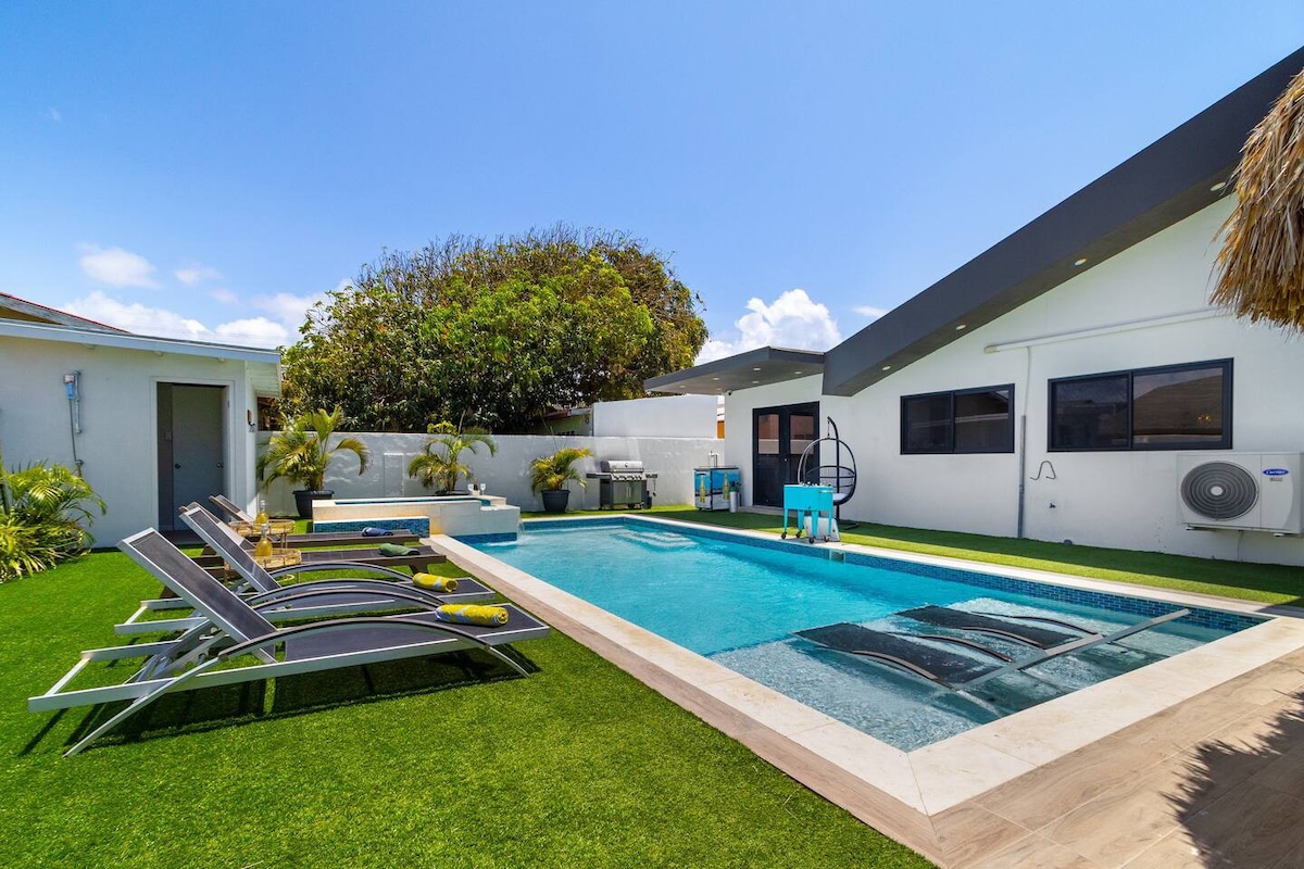 Living Dream Villa | 3MIN to Palm Beach | Pool |