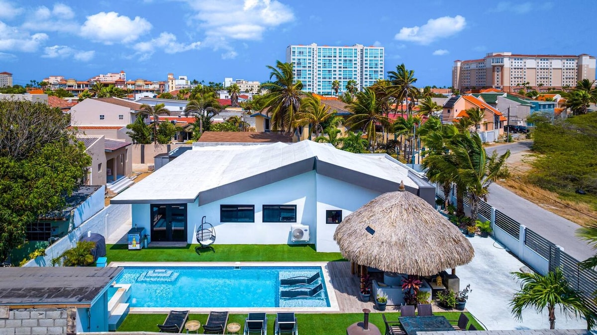 Living Dream Villa | 3MIN to Palm Beach | Pool |