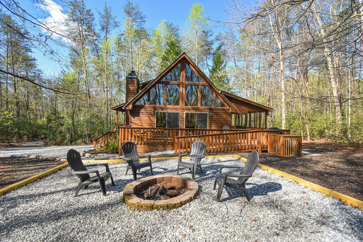 4BR cabin with huge backyard firepit & deck