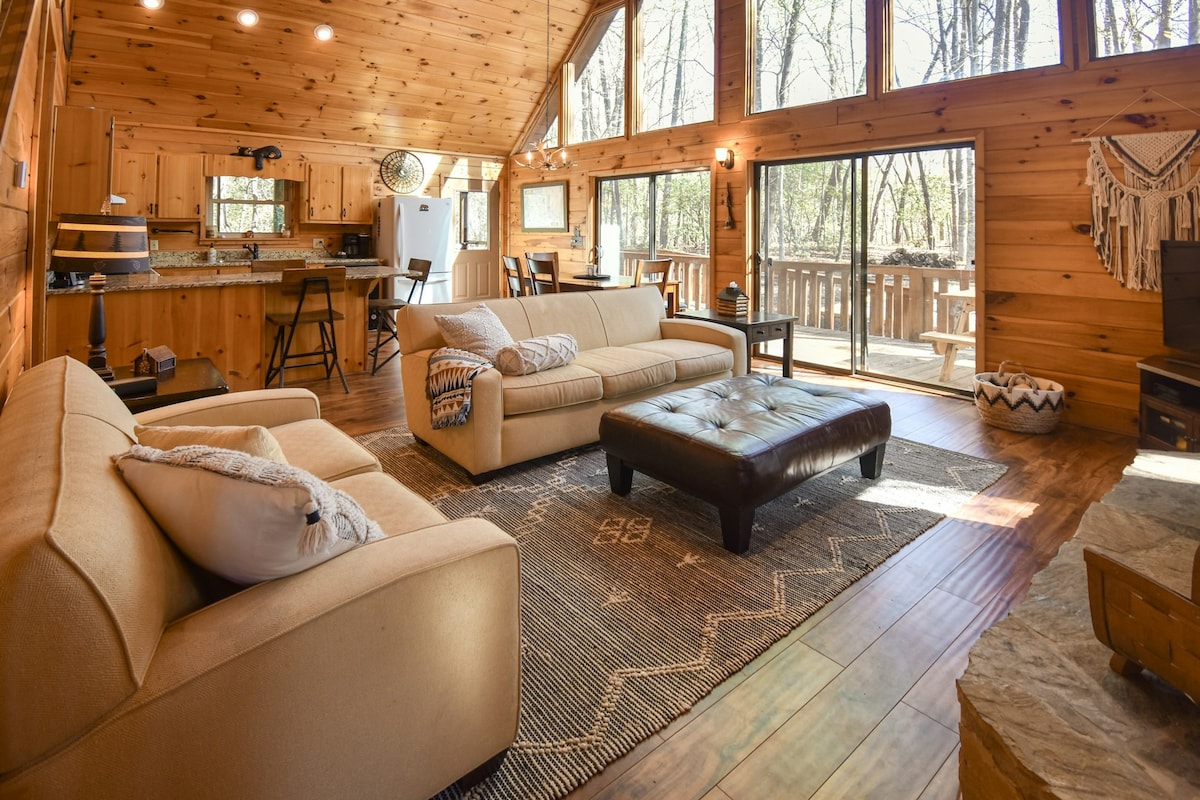 4BR cabin with huge backyard firepit & deck