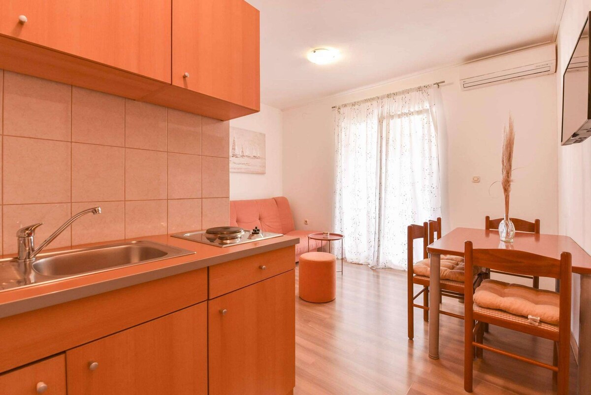 A-23091-e One bedroom apartment with terrace and