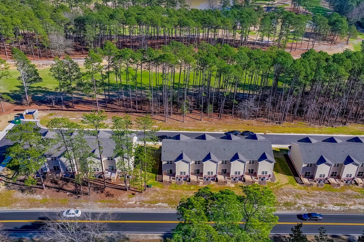 Southern Pines Golf Course Townhome w/ Deck!