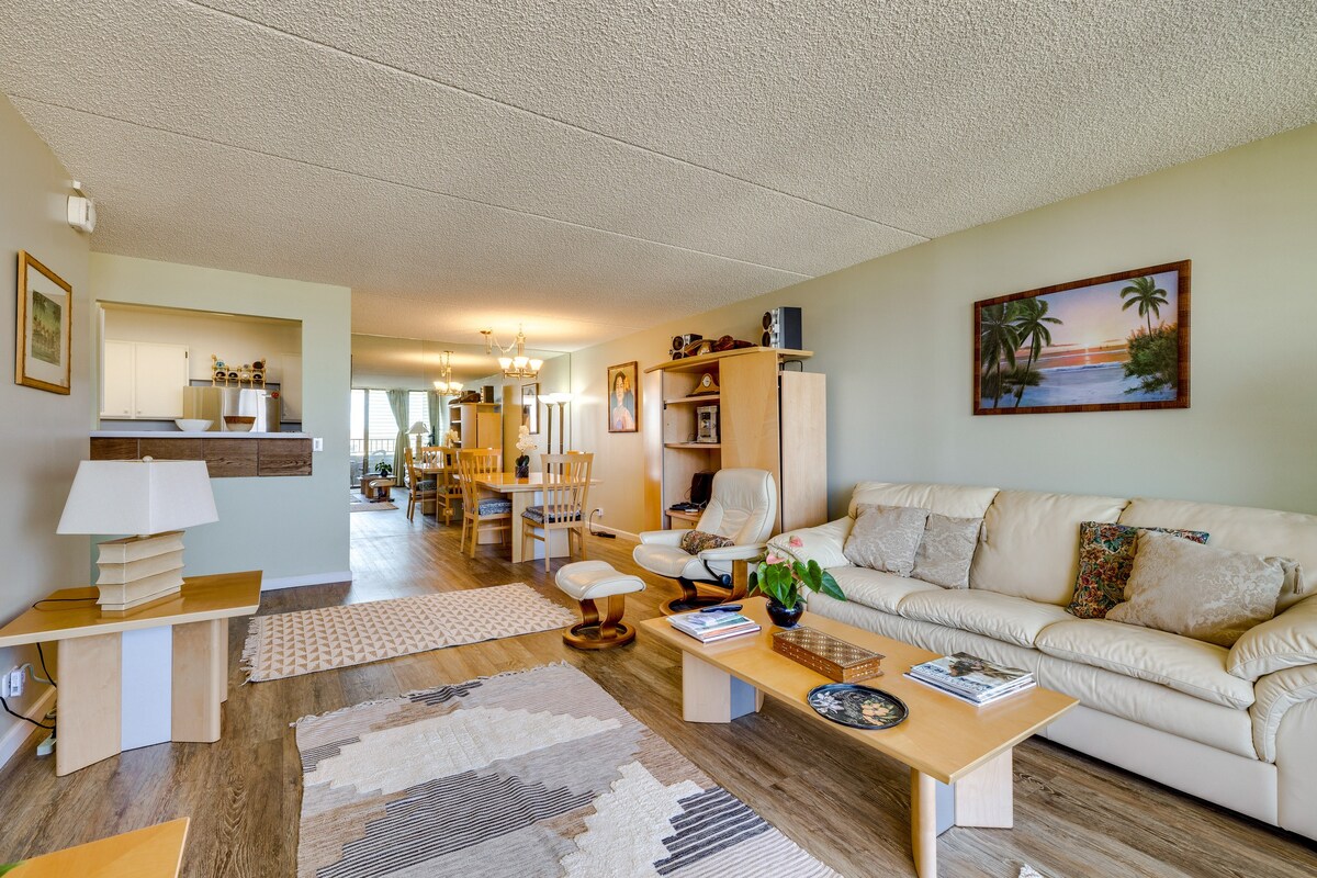 Central Honolulu Condo w/ Lanai & Scenic Views!