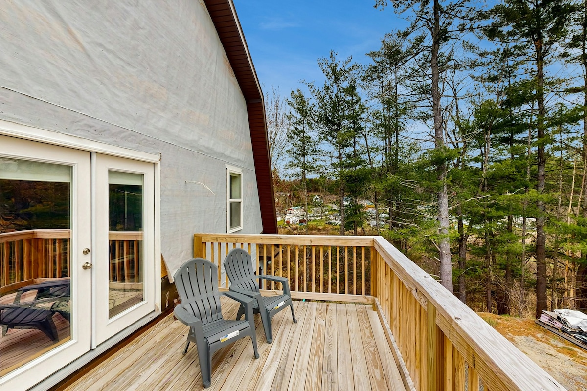 2BR mountain view retreat with furnished deck