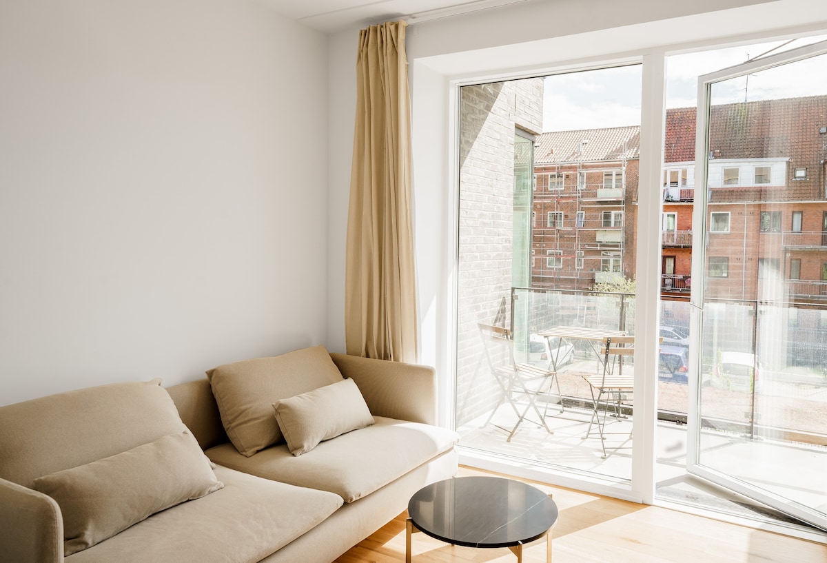 Fantastic 2-bed with large private balcony