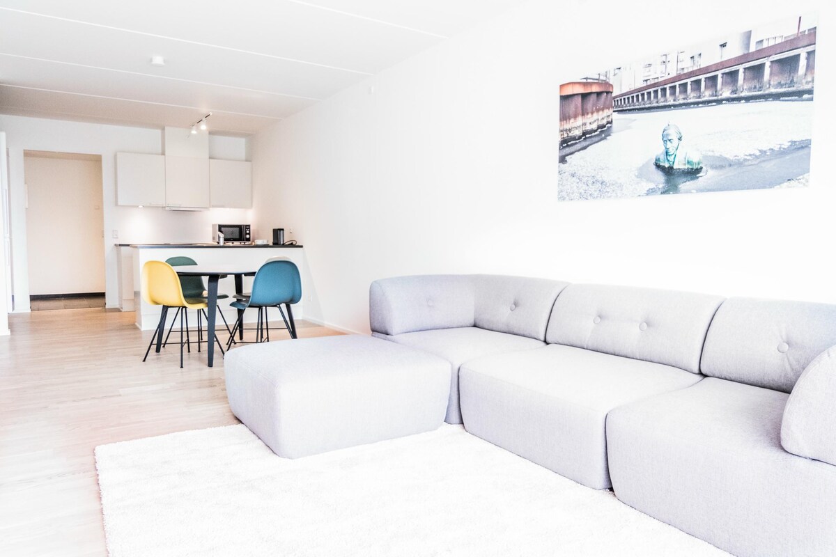 Modern spacious 2-bed apartment by the harbour