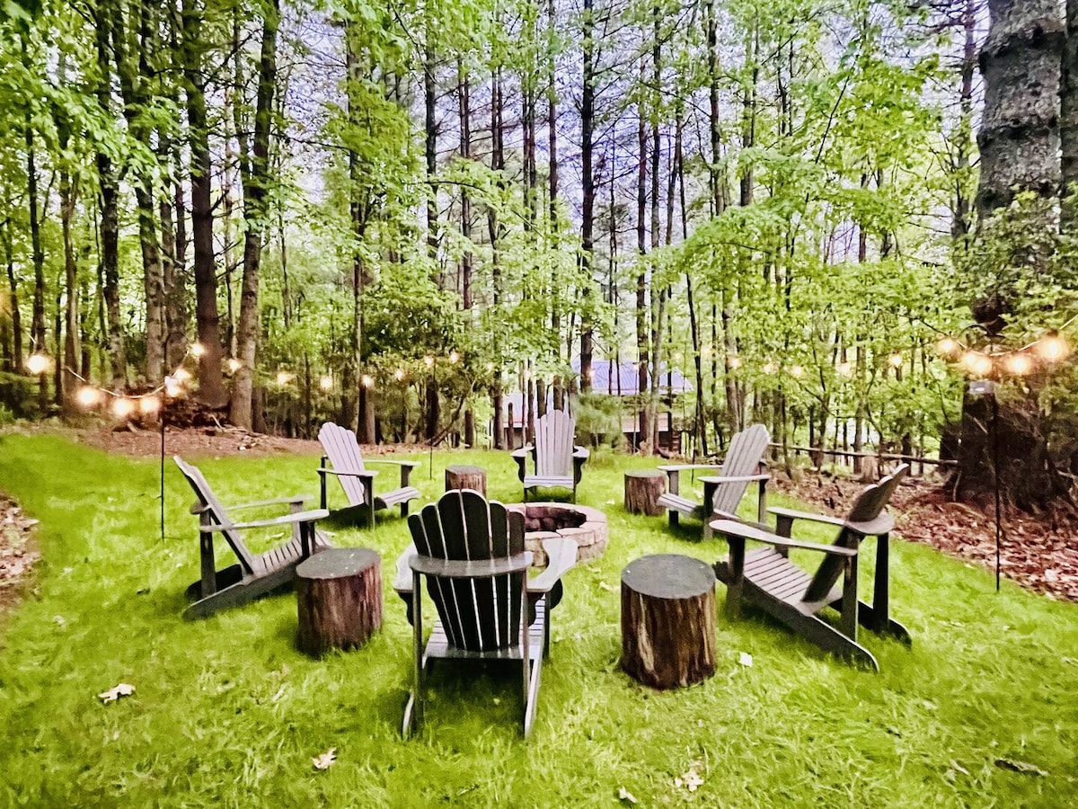Whispering Pines - Pet Friendly! Forest! Hot Tub!