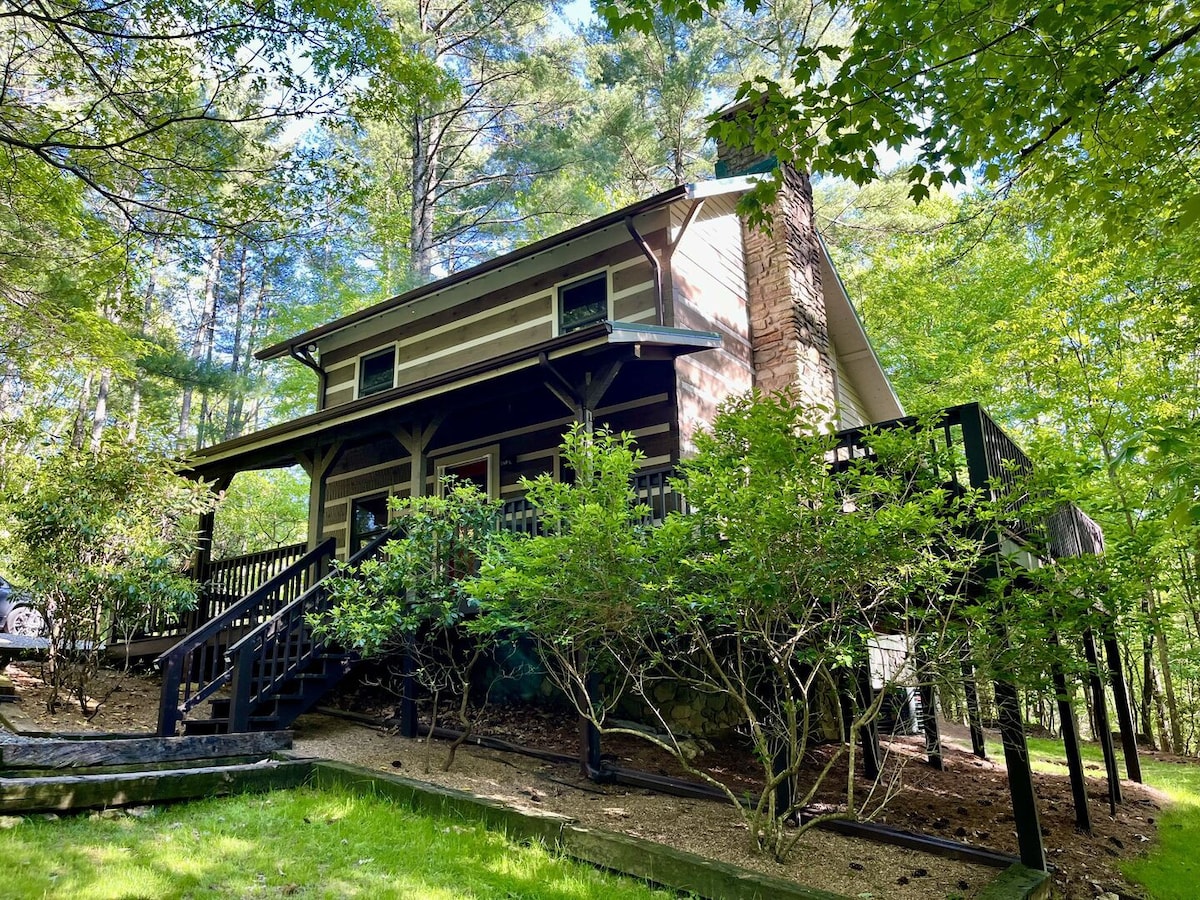 Whispering Pines - Pet Friendly! Forest! Hot Tub!