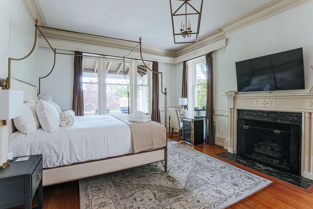 The Queen Anne Suite at Oakdene: Historic Inn