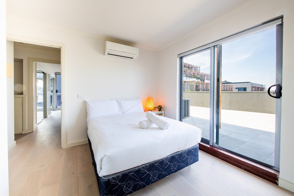 Stylish St Kilda 3-Bed Expansive Balcony & Parking