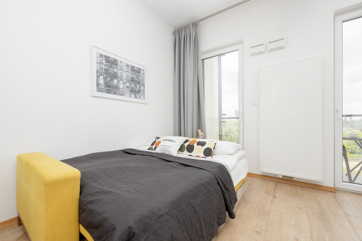 Studio with parking for 2 | Balcony | Wola