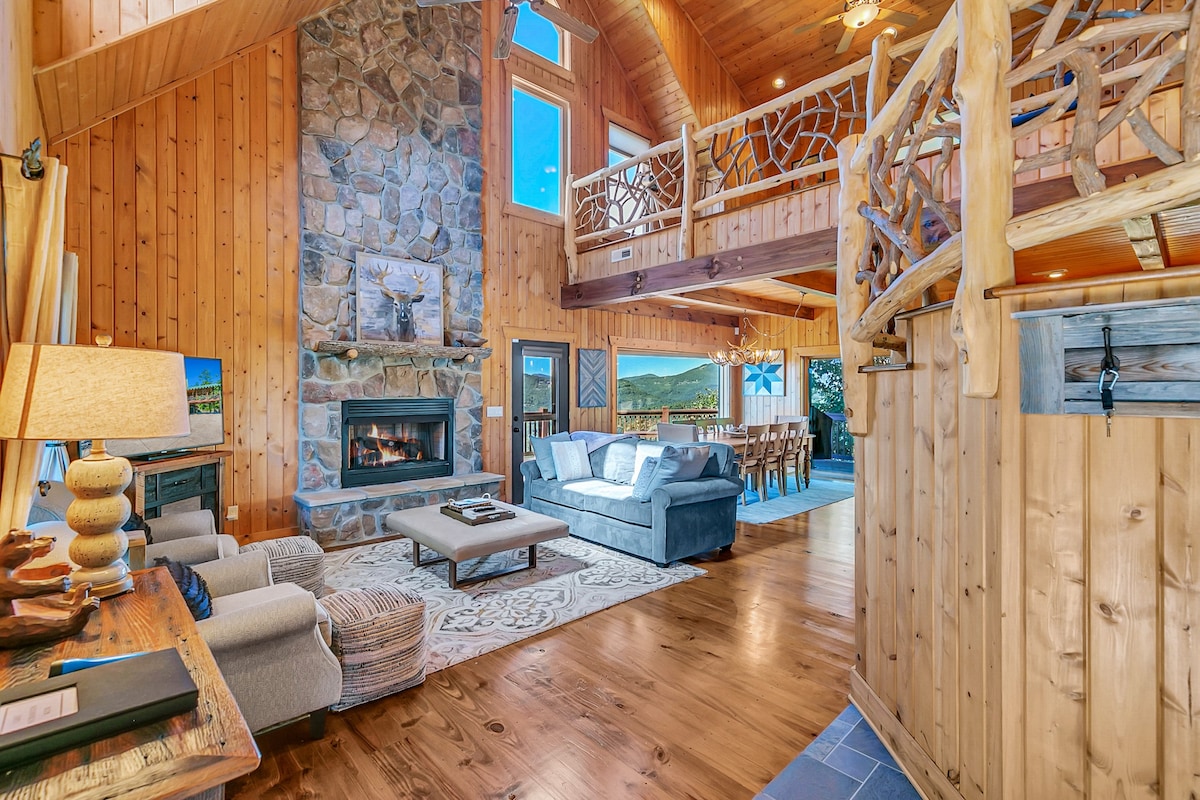 Stunning Sapphire Cabin w/ Mountain Views & Deck