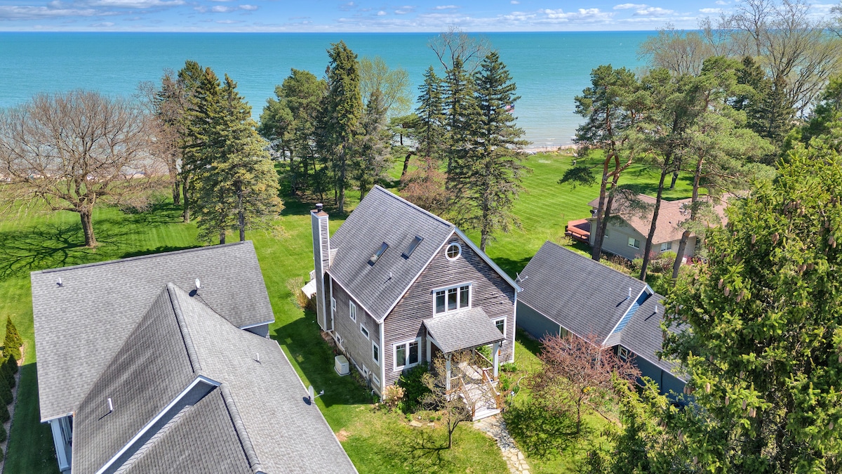 Craftsman Lakefront Family Retreat w Great Views!