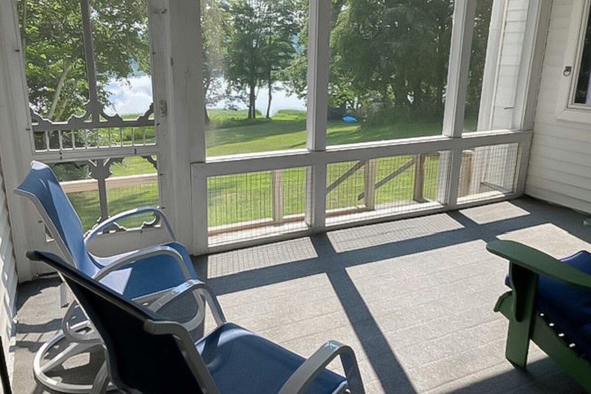 3BR lakefront with amazing views & screened porch