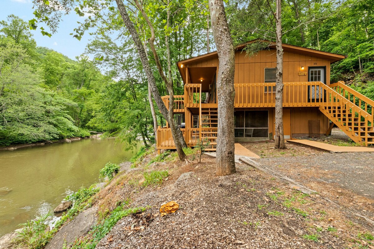 Secluded 2BR Riverfront Dog Friendly | Deck