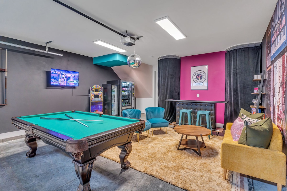 Rooftop Hot Tub + Game Room + 3 Miles to Downtown