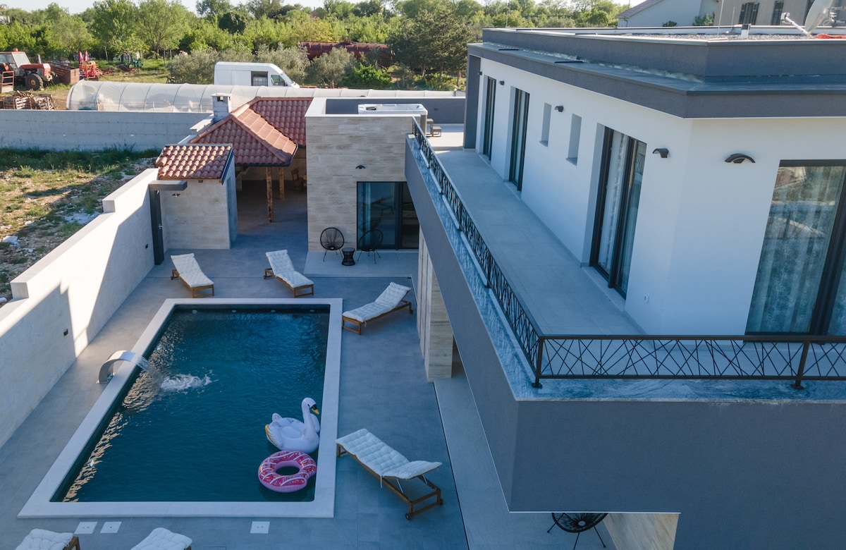 Beautiful villa Jollie with pool, sauna and jacuzz