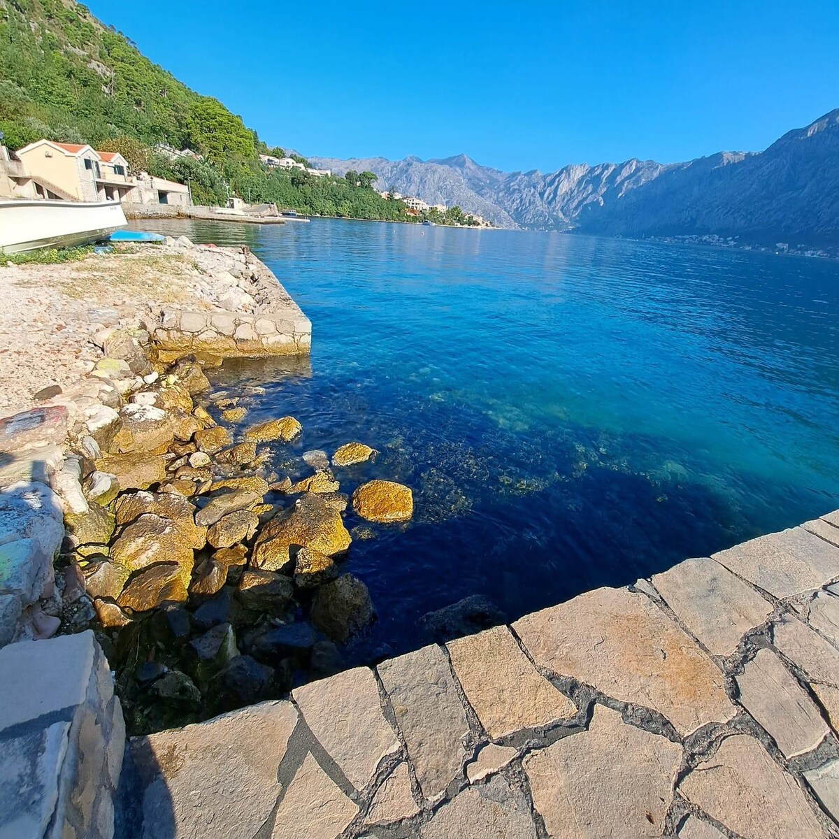 Beach edge, 4-Bed House in Muo Kotor