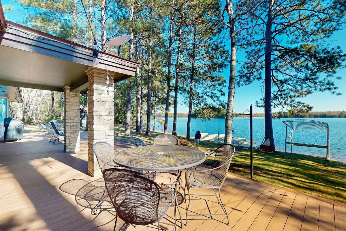 Lakefront 4BR with private covered hot tub & dock