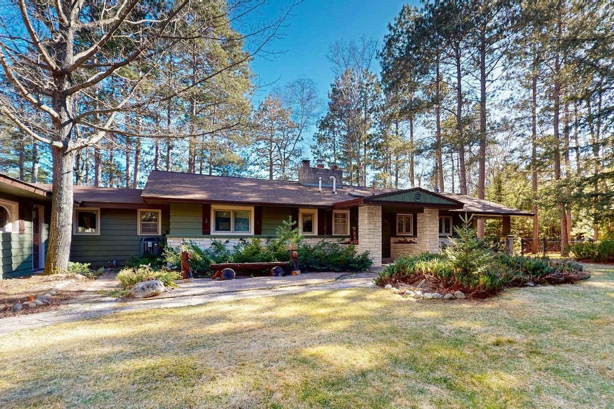 Lakefront 4BR with private covered hot tub & dock