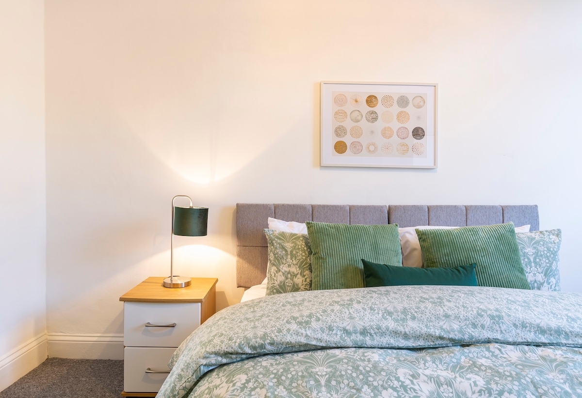 Stunning 5-Bed Maisonette in Bristol