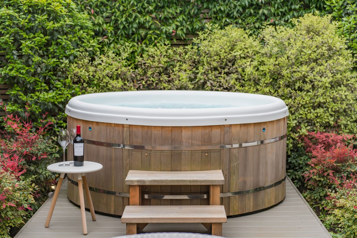 The Hide - secluded gem with hot tub