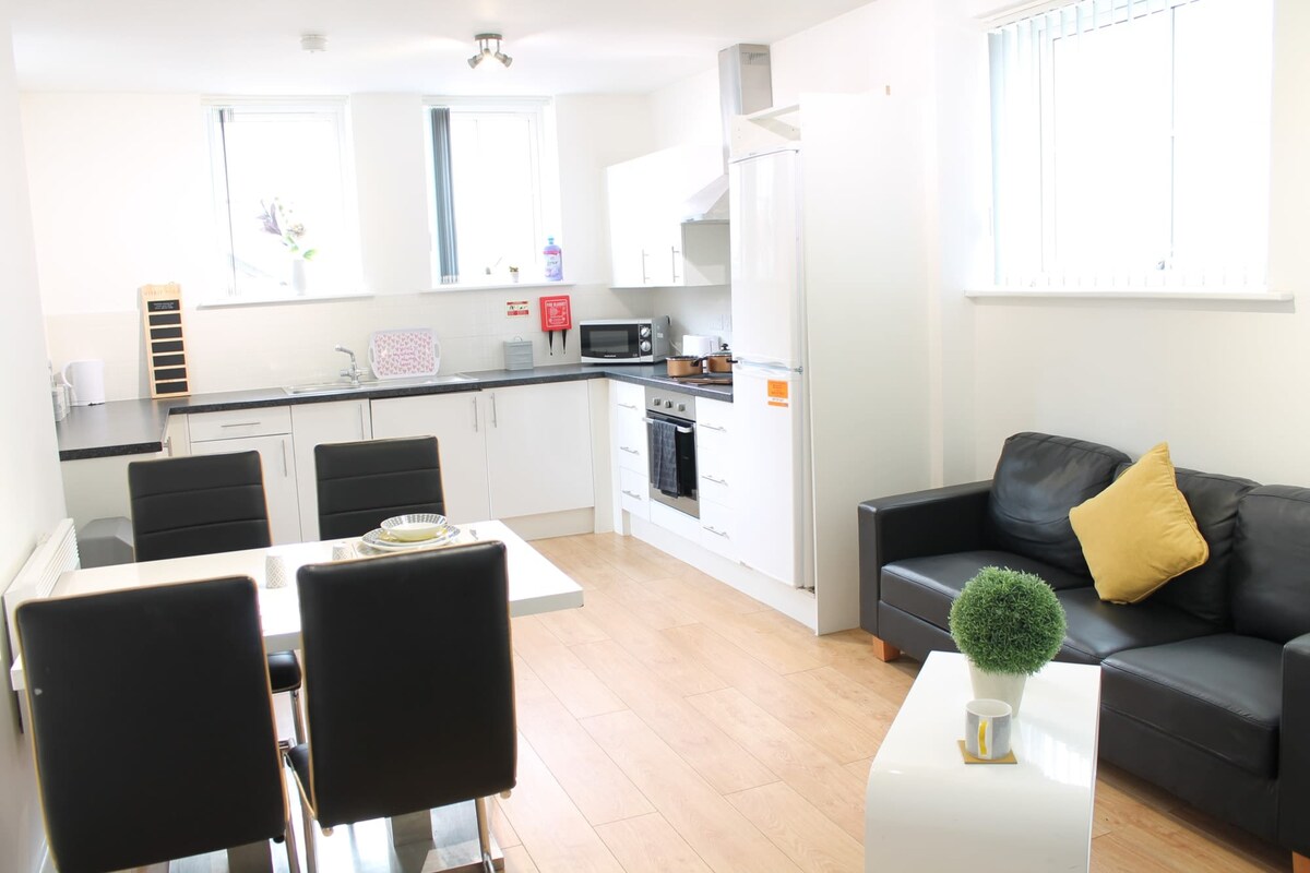 Students Only Modern Ensuite with Shared Kitchen