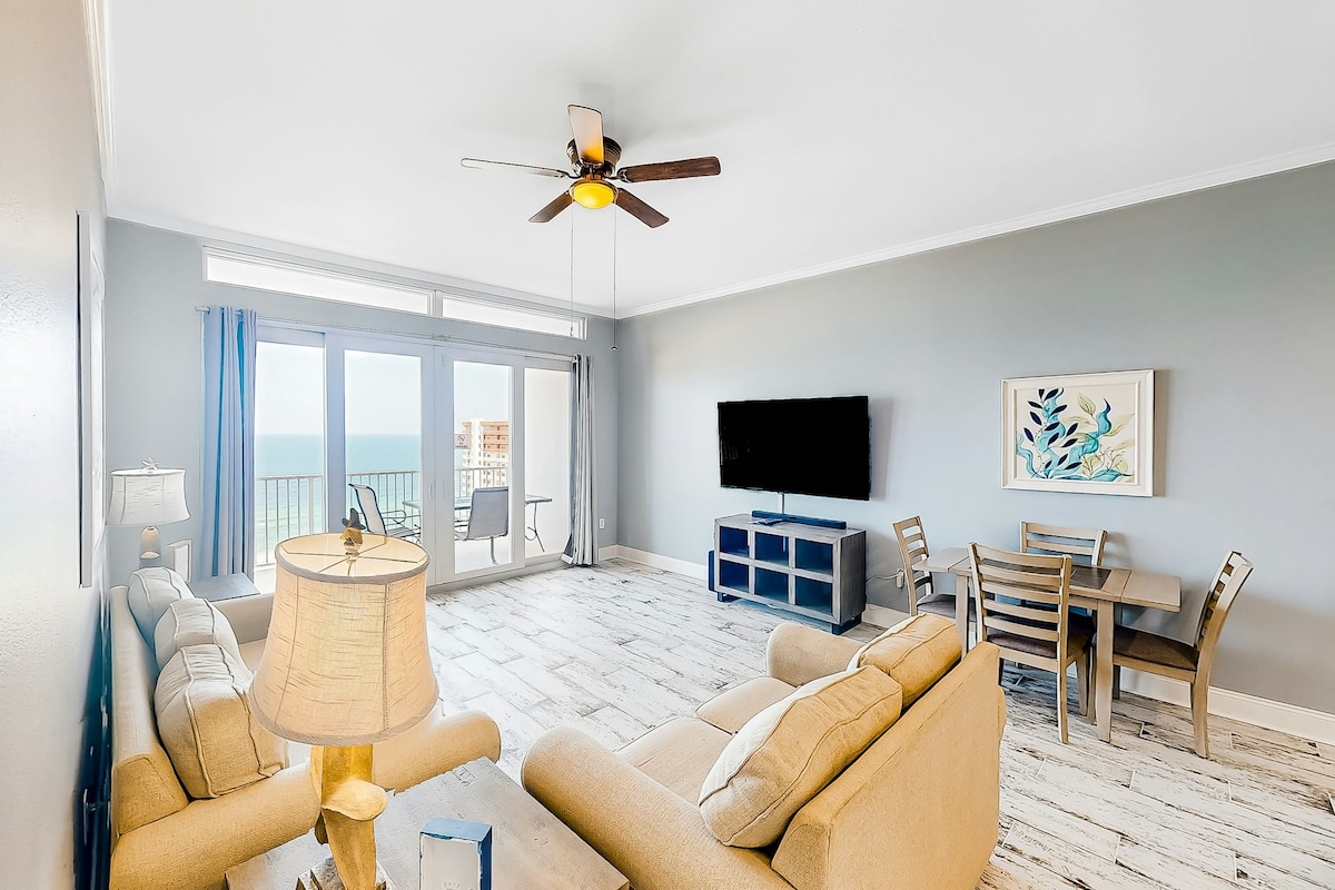 2BR Gulf-view condo with rooftop pool & hot tub