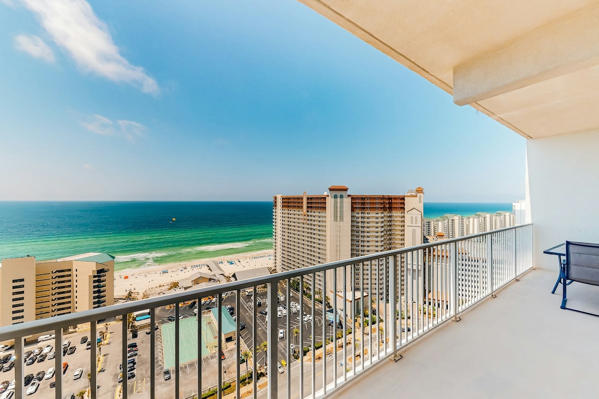 2BR Gulf-view condo with rooftop pool & hot tub