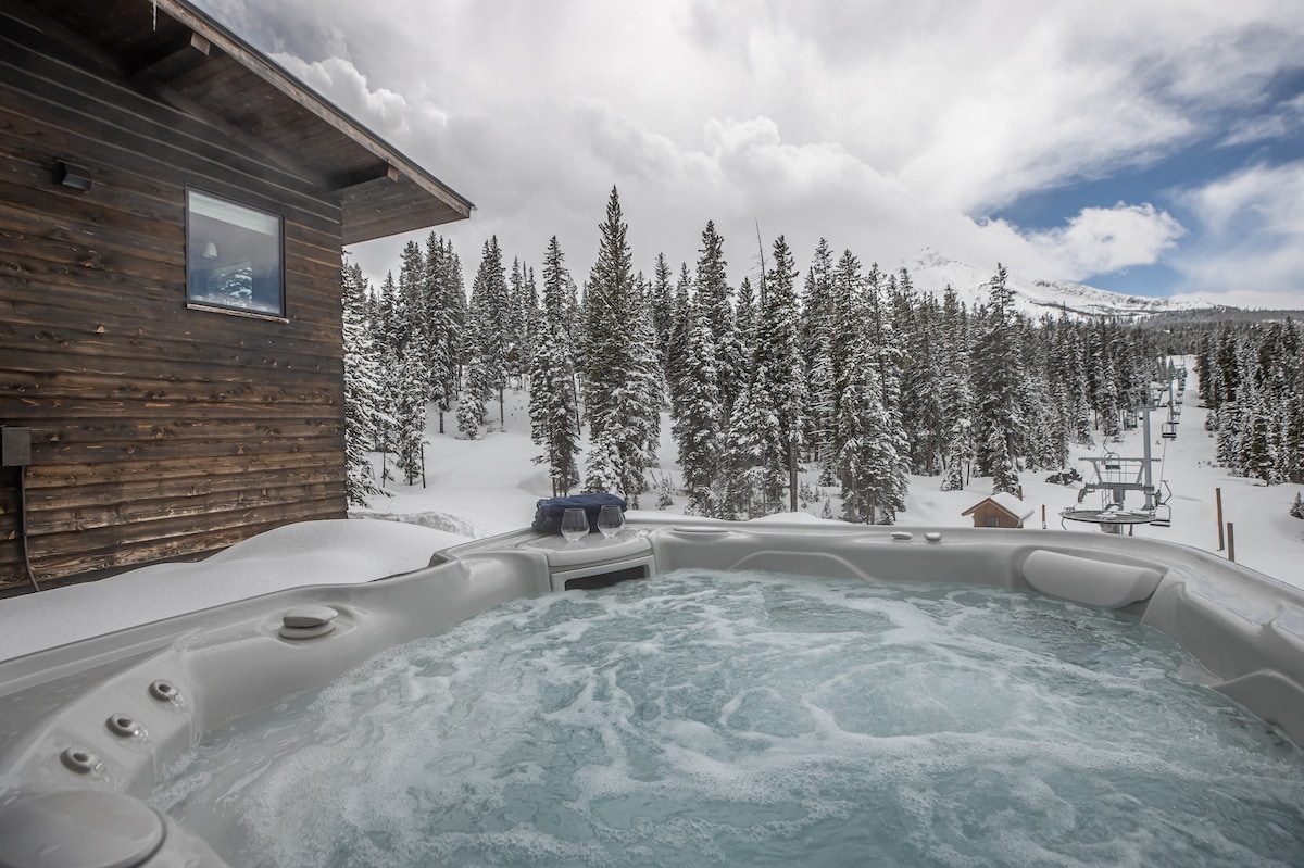 2 Bedroom, Plus Bonus Room, Ski-in/Ski-out Cabin!