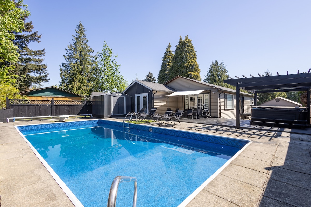 Luxe & Spacious: Close to Airport ~ Pool