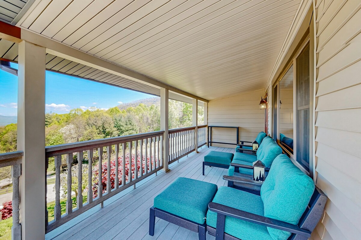 2BR mountain view home with a furnished deck