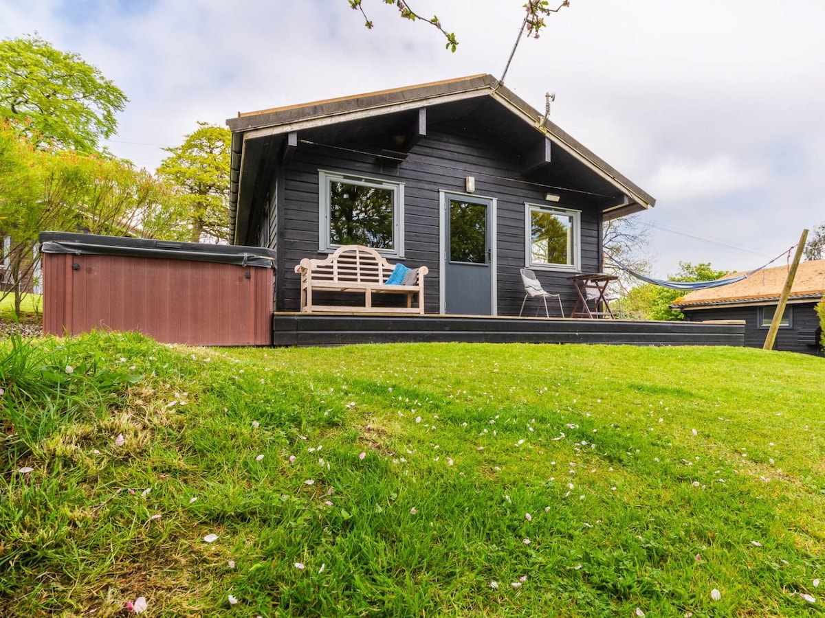 Oak Hot Tub Lodge by Interhome