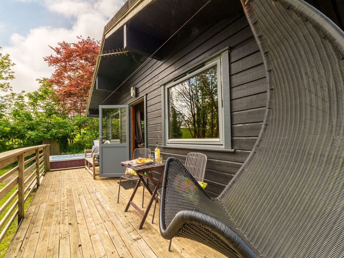 Chestnut Hot Tub Lodge by Interhome