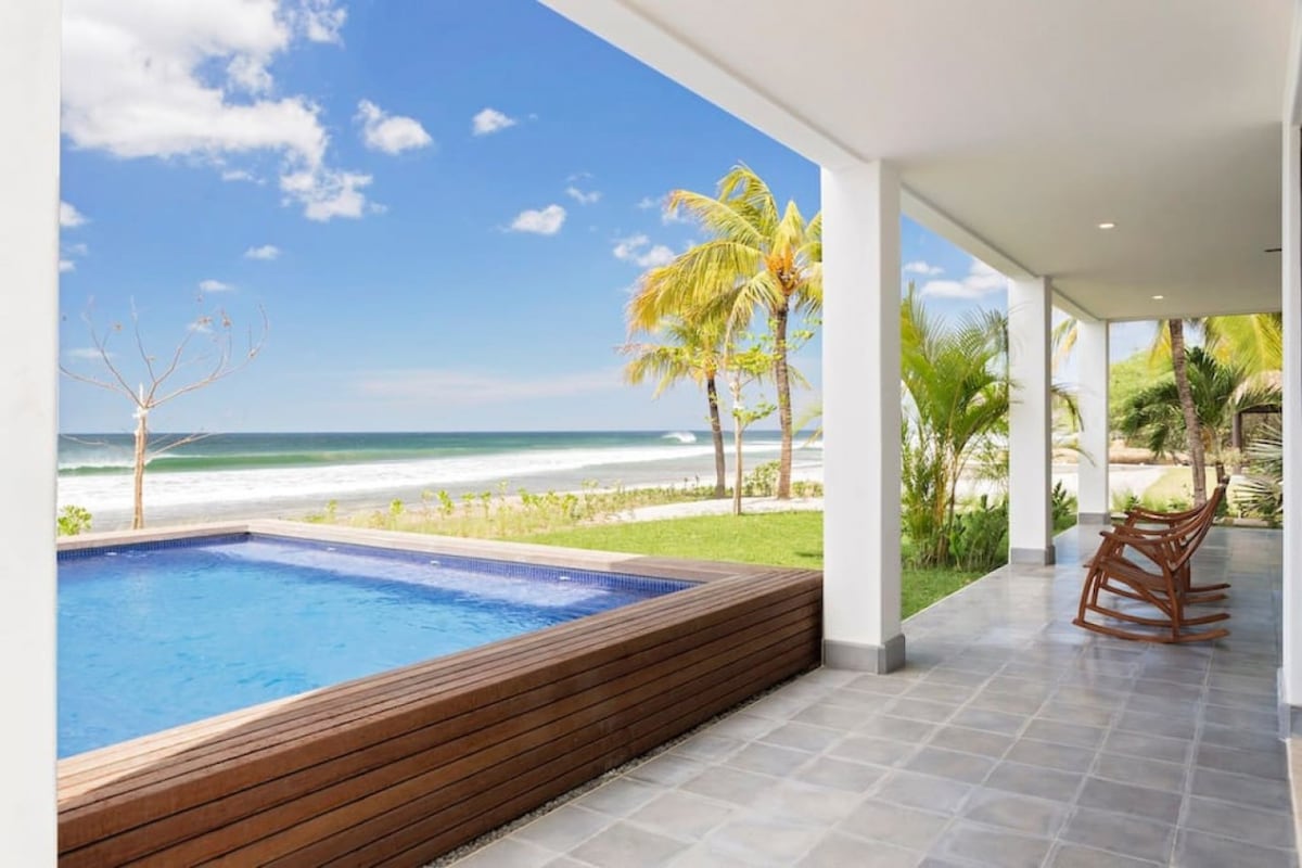 Iguana Beach House + Casita: Beachfront with Pool