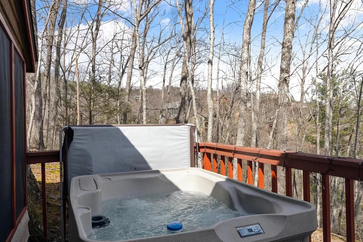 Charming 2BD Cabin w/ HOT TUB! Close to Town!