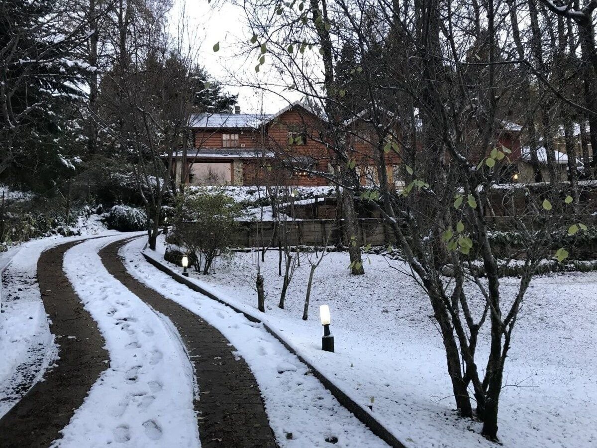 Cabaña rodeada de bosque nativo para 12 c parrilla