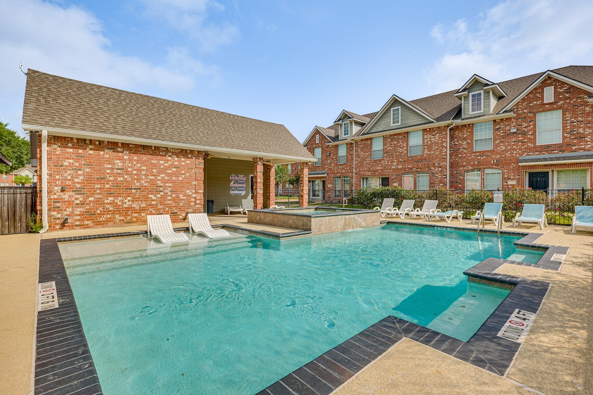 Central College Station Townhome w/ Community Pool