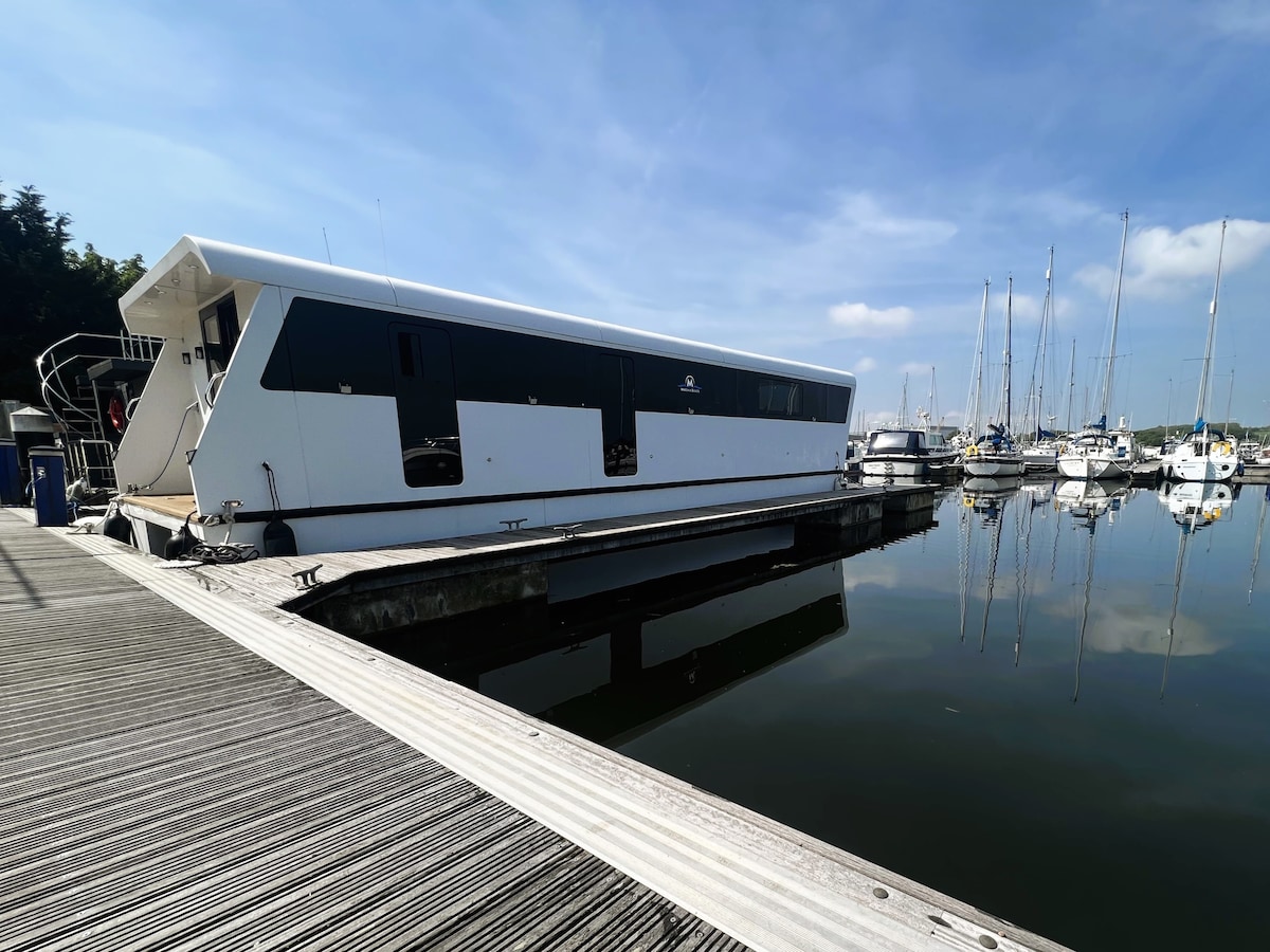 Island Harbour Houseboat