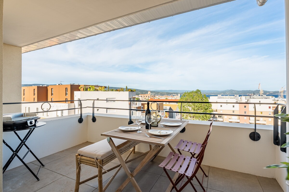 Cambet. Terrace with sea view, air con, parking.