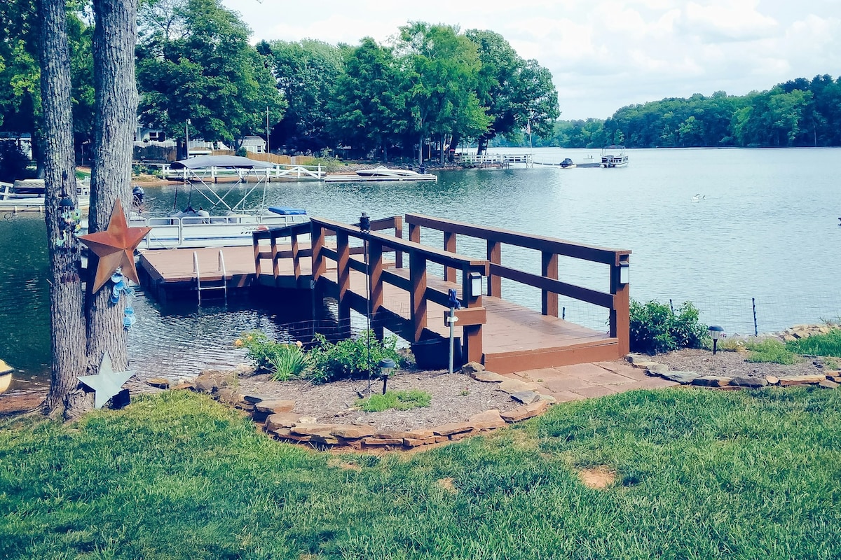 4BR lakefront retreat with furnished deck, dock