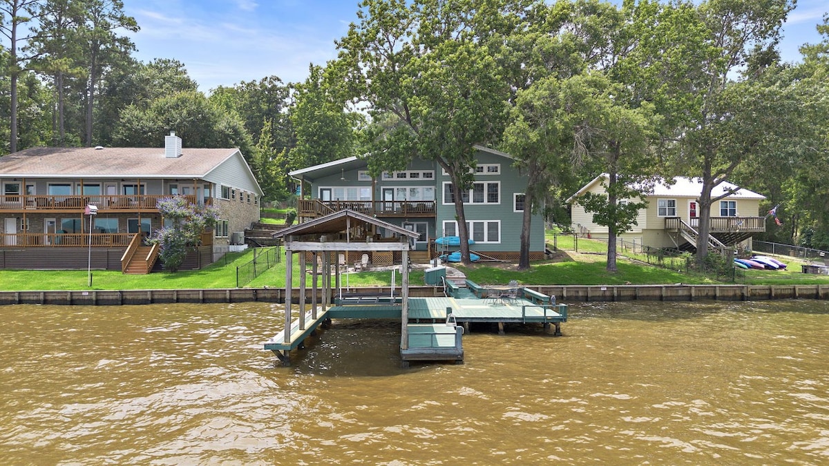 Lakefront Retreat w/ panoramic views and boat lift
