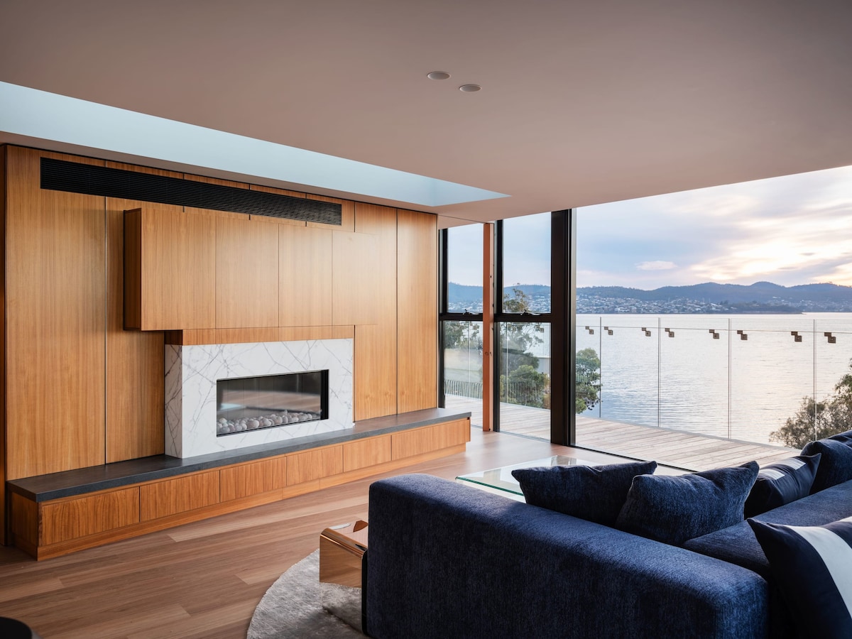 'Hobart' - Penthouse with private heated pool