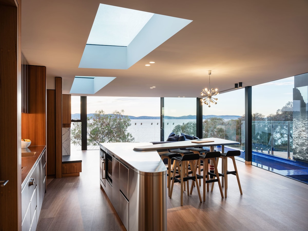 'Hobart' - Penthouse with private heated pool