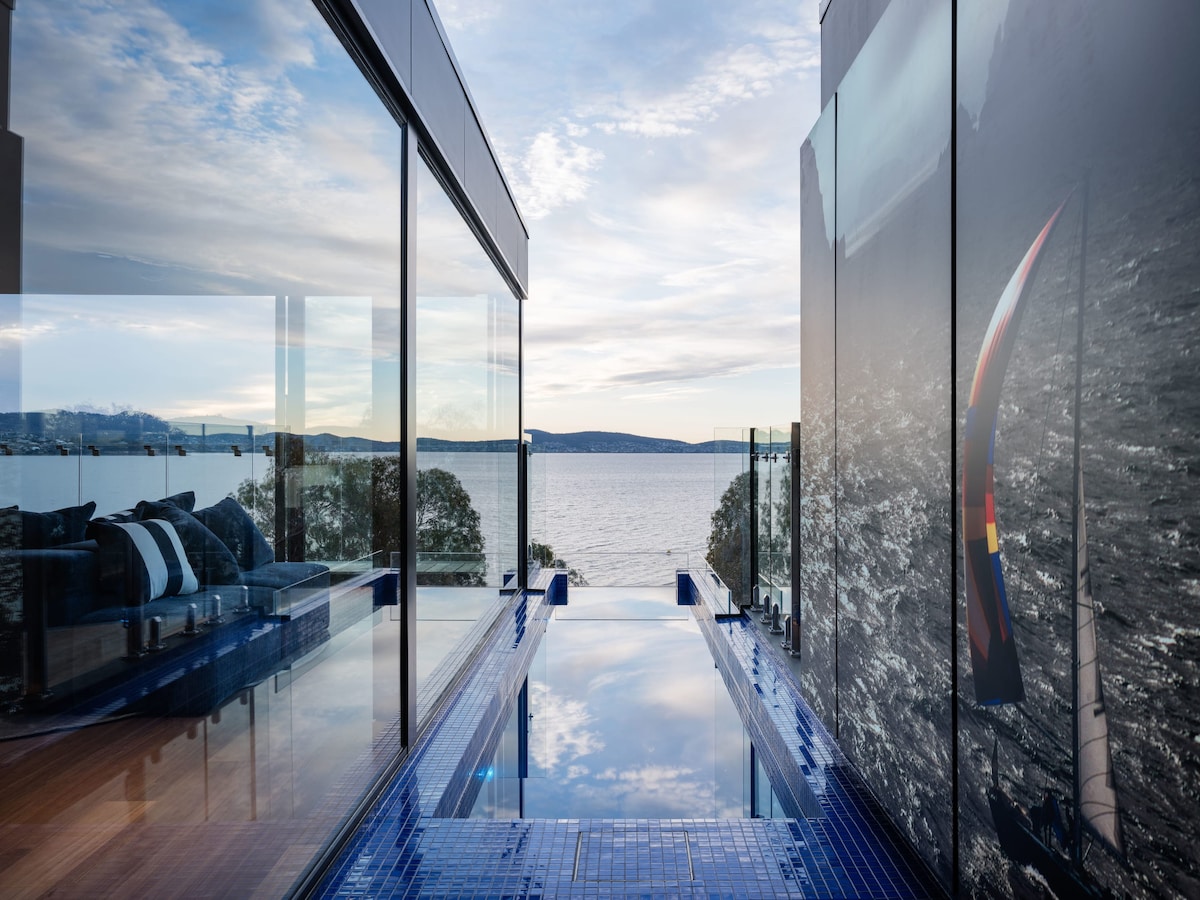 'Hobart' - Penthouse with private heated pool