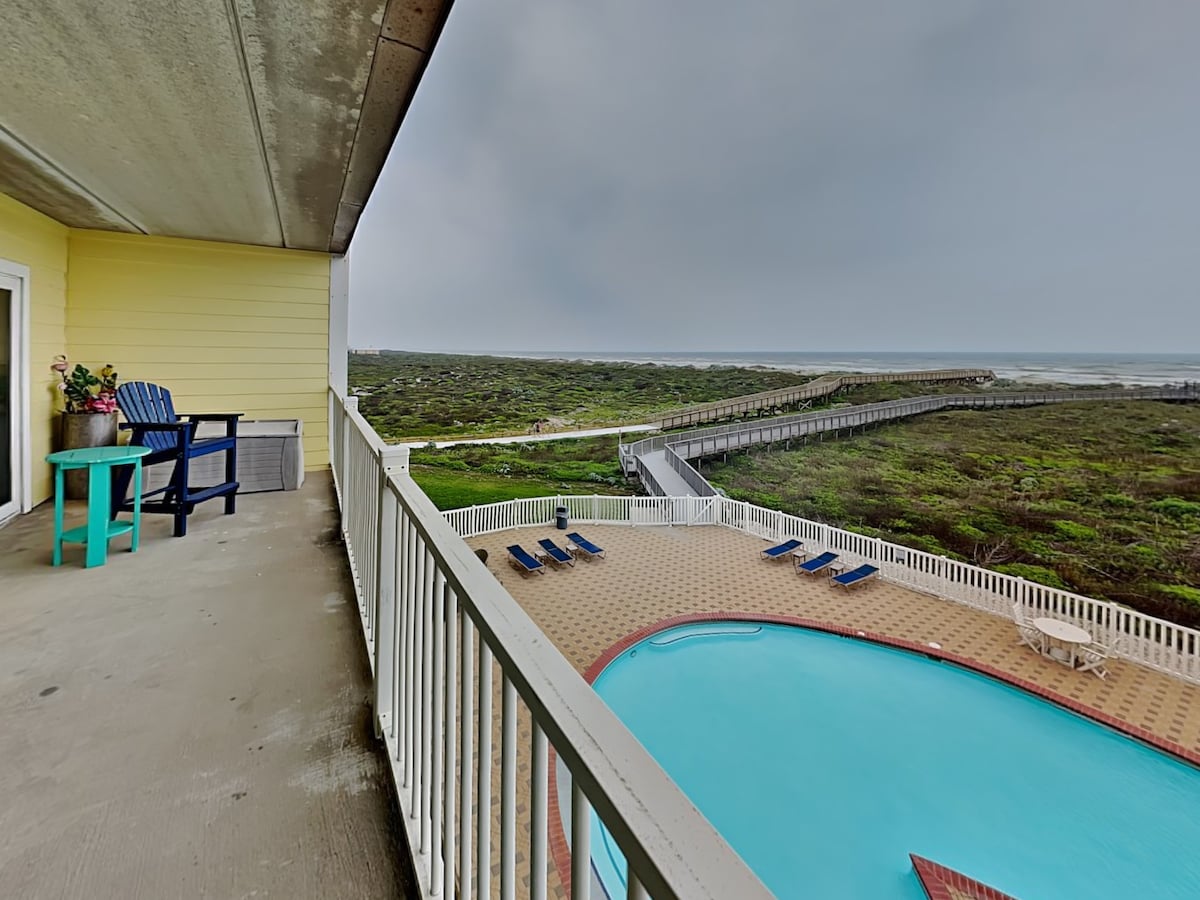 Gulf'n My Life Away | Beach Views + Pool Access!