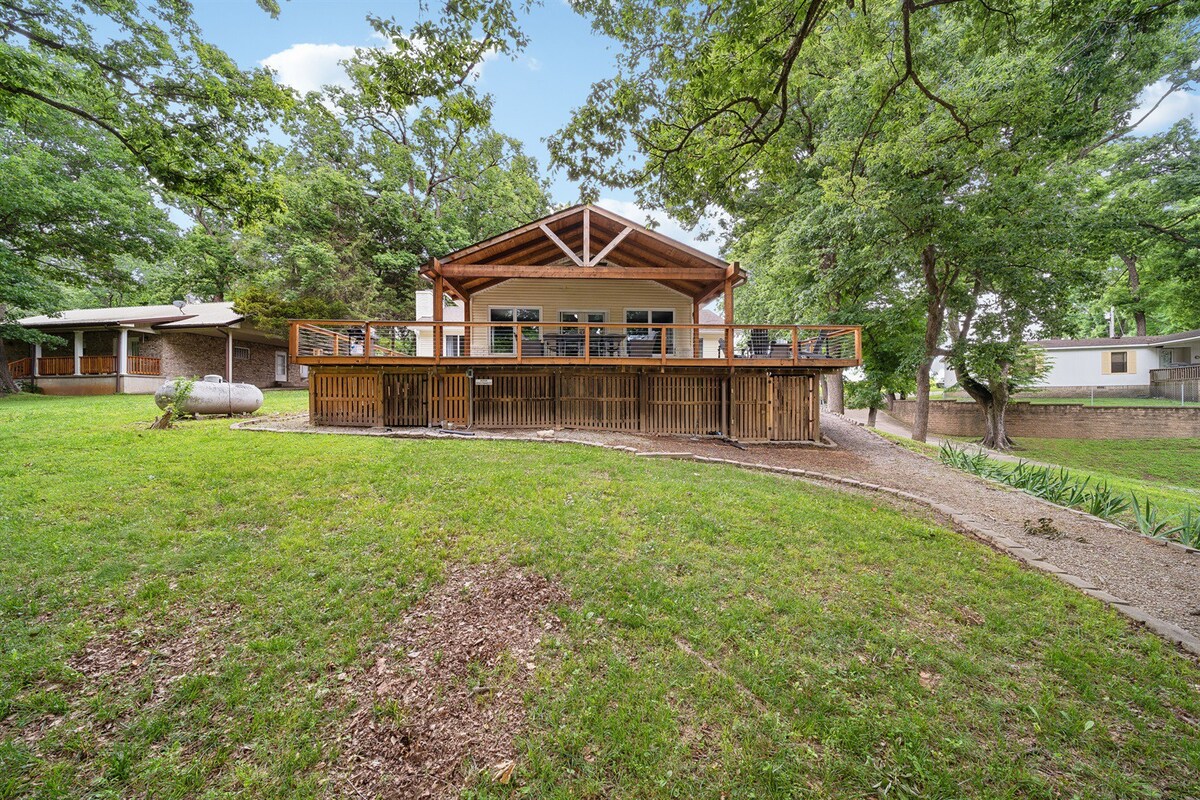 Stunning modern lakefront home, boat slip, pool ta